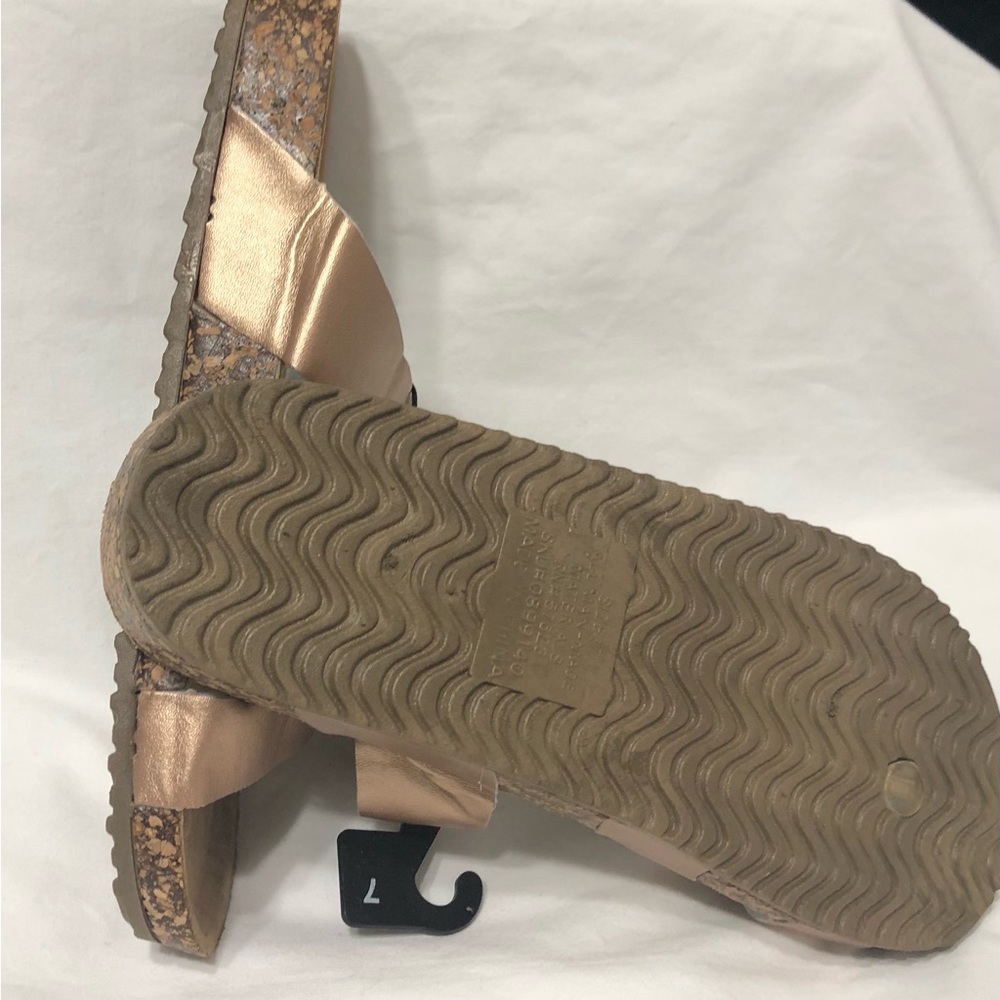 Women’s sandal slip on Thong open toe double buckles straps gold. Size 7 - Picture 4 of 4